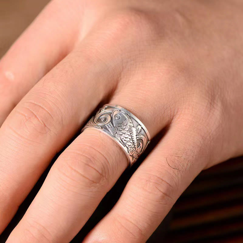 Anillos de riqueza y suerte con diseño tallado del Sutra del corazón de pez koi de Buddha Stones