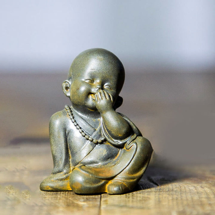 Buddha Stones Pequeña Estatua de Monje Meditando de Resina Fundida con Óxido de Polvo de Hierro para Decoración de Escritorio - Monje tapándose la boca 6,5 ​​x 5 cm - image 0