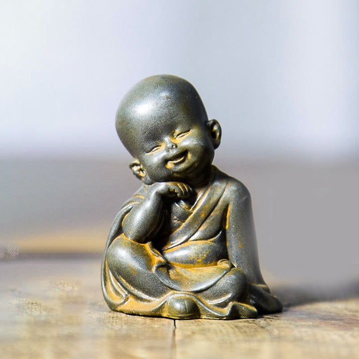 Buddha Stones Pequeña Estatua de Monje Meditando de Resina Fundida con Óxido de Polvo de Hierro para Decoración de Escritorio