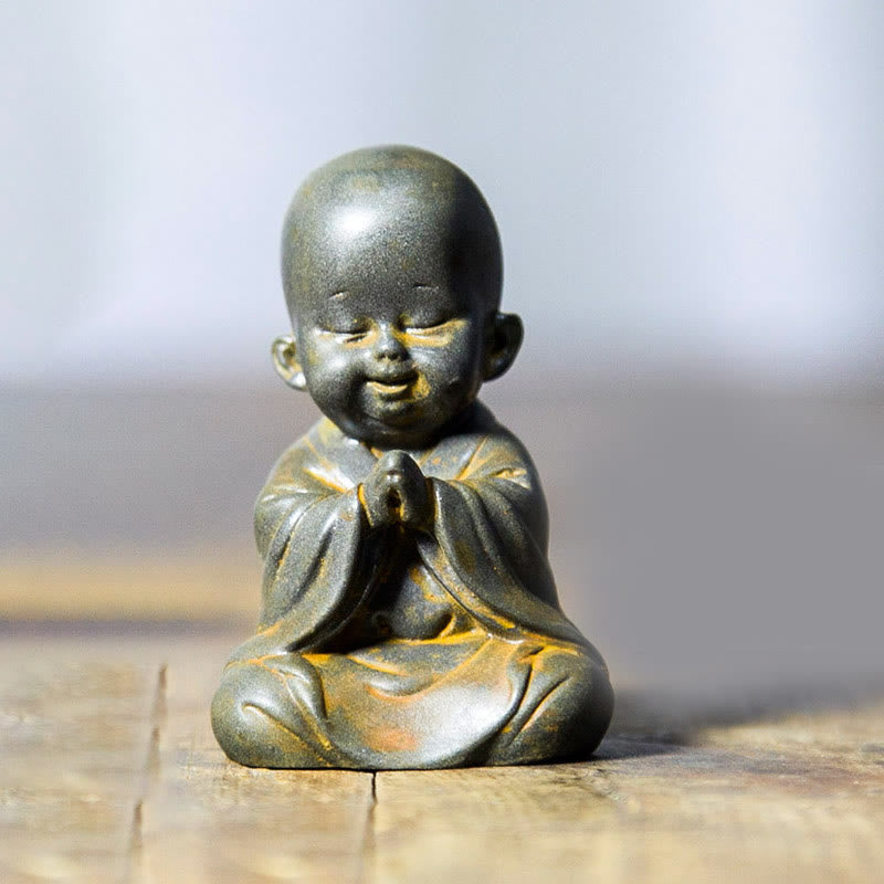 Buddha Stones Pequeña Estatua de Monje Meditando de Resina Fundida con Óxido de Polvo de Hierro para Decoración de Escritorio
