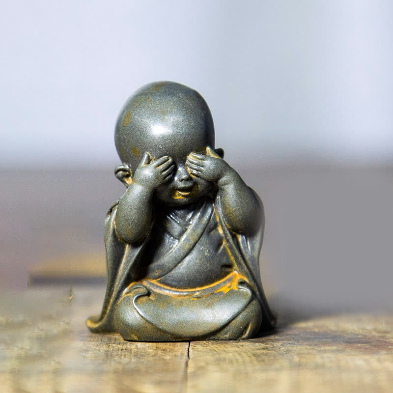 Buddha Stones Pequeña Estatua de Monje Meditando de Resina Fundida con Óxido de Polvo de Hierro para Decoración de Escritorio - Monje cubriéndose los ojos 6,5 x 5 cm - image 7