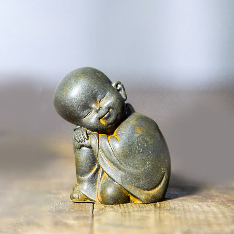 Buddha Stones Pequeña Estatua de Monje Meditando de Resina Fundida con Óxido de Polvo de Hierro para Decoración de Escritorio