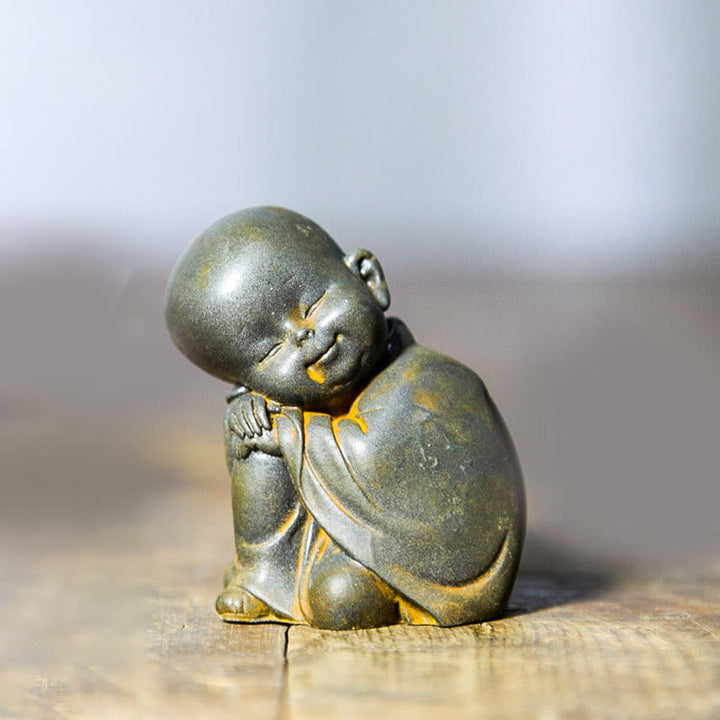 Buddha Stones Pequeña Estatua de Monje Meditando de Resina Fundida con Óxido de Polvo de Hierro para Decoración de Escritorio