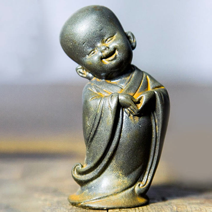 Buddha Stones Pequeña Estatua de Monje Meditando de Resina Fundida con Óxido de Polvo de Hierro para Decoración de Escritorio