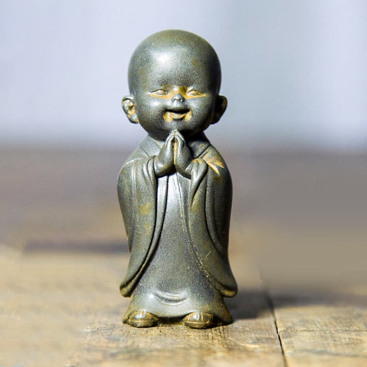 Buddha Stones Pequeña Estatua de Monje Meditando de Resina Fundida con Óxido de Polvo de Hierro para Decoración de Escritorio