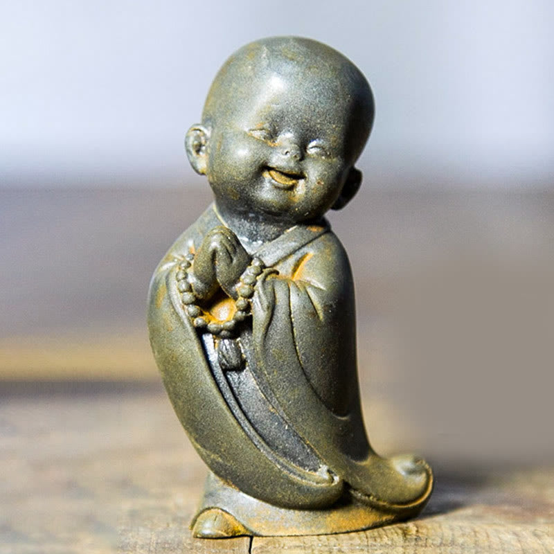 Buddha Stones Pequeña Estatua de Monje Meditando de Resina Fundida con Óxido de Polvo de Hierro para Decoración de Escritorio - Monje con las manos juntas 8*4,4 cm - image 15