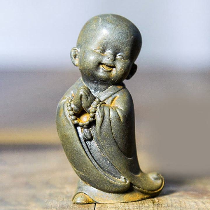 Buddha Stones Pequeña Estatua de Monje Meditando de Resina Fundida con Óxido de Polvo de Hierro para Decoración de Escritorio - Monje con las manos juntas 8*4,4 cm - image 15