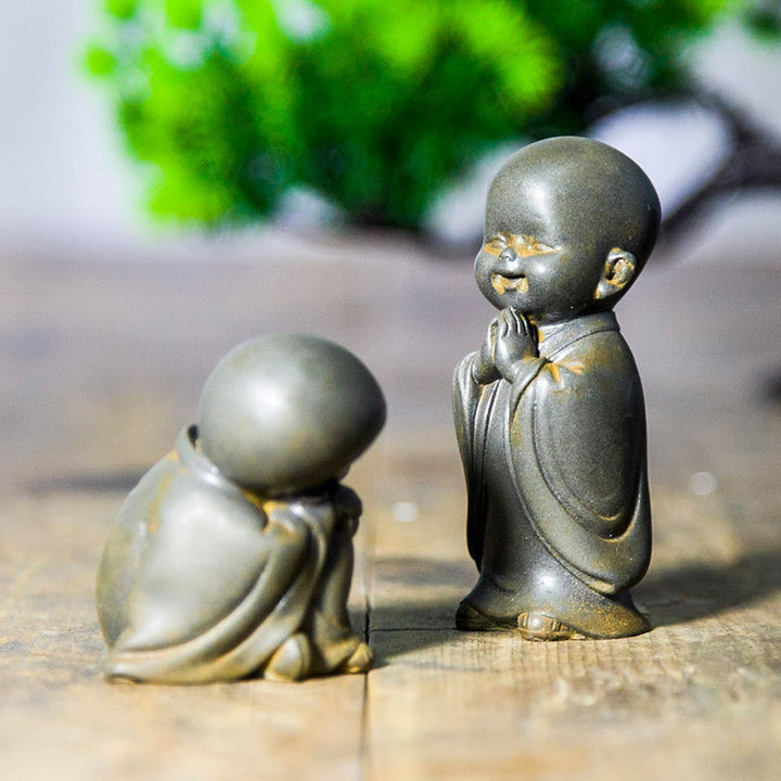 Buddha Stones Pequeña Estatua de Monje Meditando de Resina Fundida con Óxido de Polvo de Hierro para Decoración de Escritorio