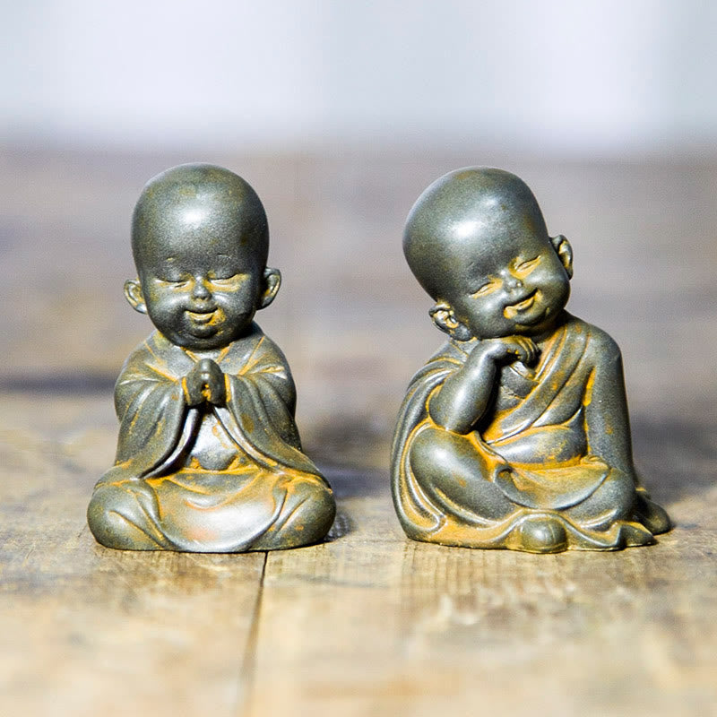 Buddha Stones Pequeña Estatua de Monje Meditando de Resina Fundida con Óxido de Polvo de Hierro para Decoración de Escritorio