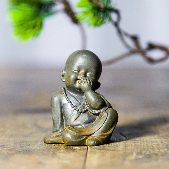 Buddha Stones Pequeña Estatua de Monje Meditando de Resina Fundida con Óxido de Polvo de Hierro para Decoración de Escritorio