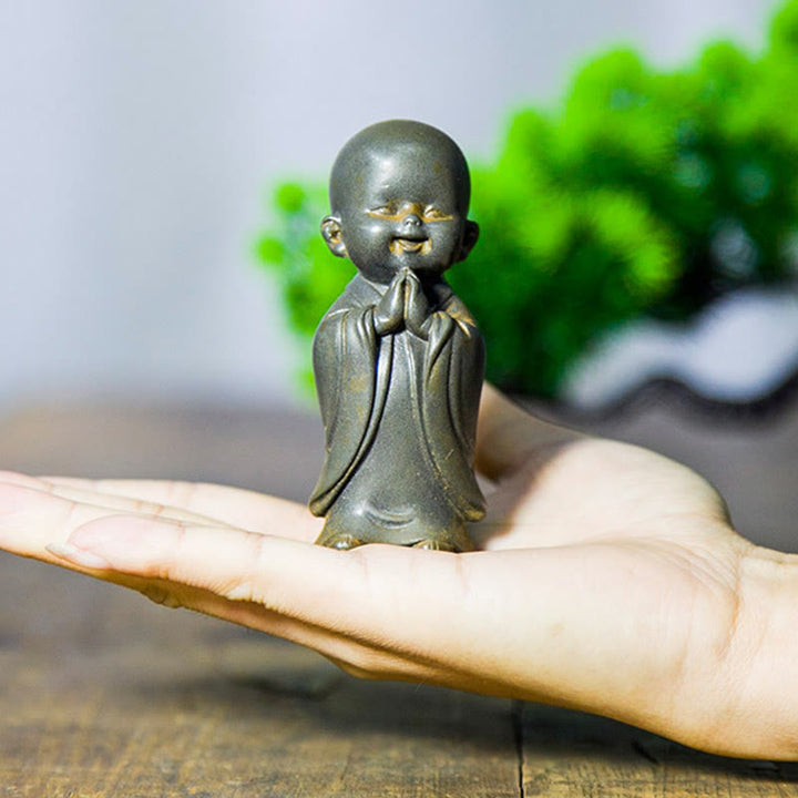 Buddha Stones Pequeña Estatua de Monje Meditando de Resina Fundida con Óxido de Polvo de Hierro para Decoración de Escritorio
