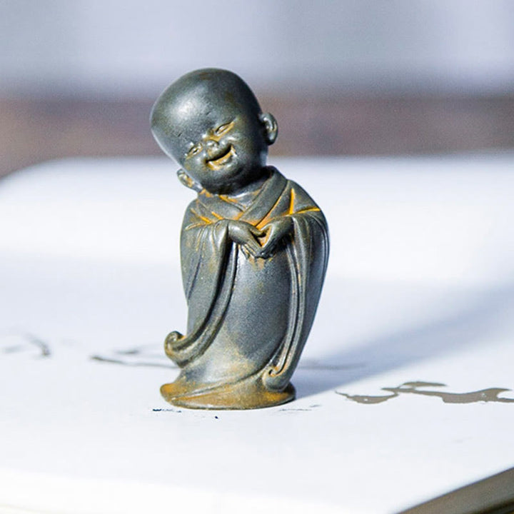 Buddha Stones Pequeña Estatua de Monje Meditando de Resina Fundida con Óxido de Polvo de Hierro para Decoración de Escritorio
