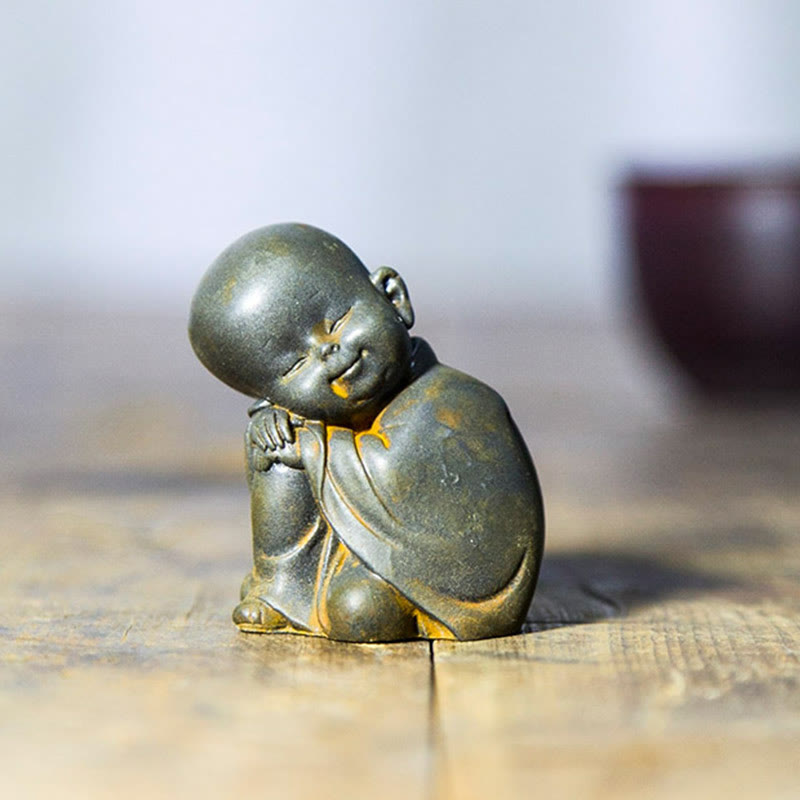 Buddha Stones Pequeña Estatua de Monje Meditando de Resina Fundida con Óxido de Polvo de Hierro para Decoración de Escritorio
