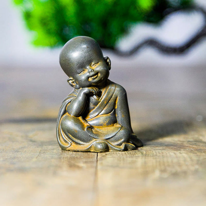 Buddha Stones Pequeña Estatua de Monje Meditando de Resina Fundida con Óxido de Polvo de Hierro para Decoración de Escritorio