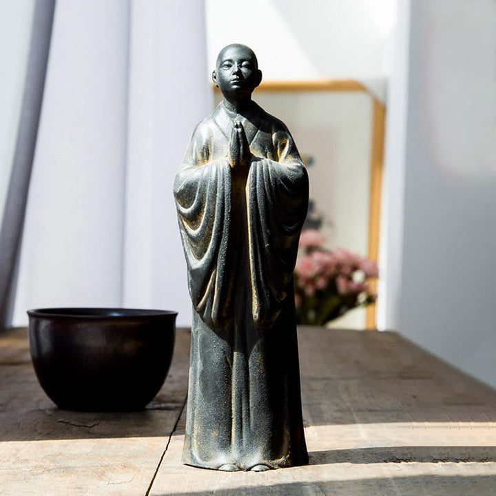 Buddha Stones Estatua de Monje Meditando y Rezando de Resina con Óxido de Polvo de Hierro para Decoración del Hogar