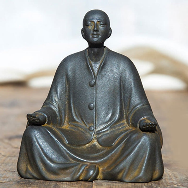 Buddha Stones Estatua de Monje Meditando y Rezando de Resina con Óxido de Polvo de Hierro para Decoración del Hogar