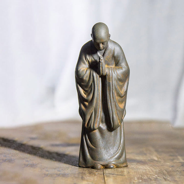 Buddha Stones Estatua de Monje Meditando y Rezando de Resina con Óxido de Polvo de Hierro para Decoración del Hogar