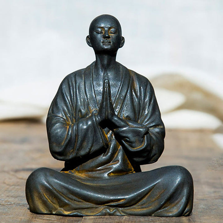 Buddha Stones Estatua de Monje Meditando y Rezando de Resina con Óxido de Polvo de Hierro para Decoración del Hogar