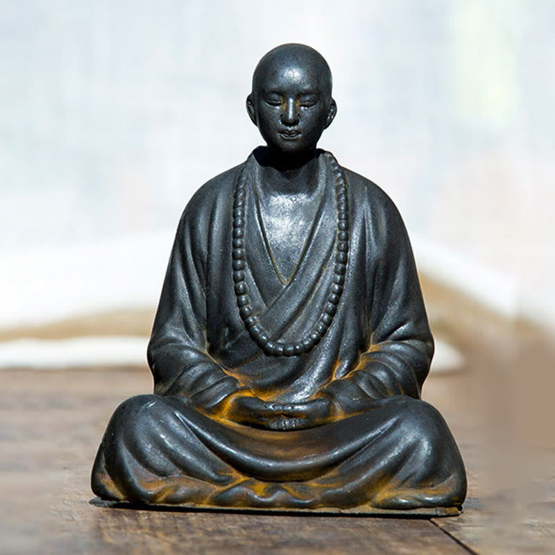 Buddha Stones Estatua de Monje Meditando y Rezando de Resina con Óxido de Polvo de Hierro para Decoración del Hogar