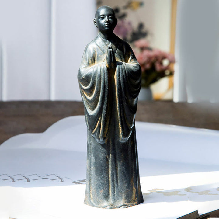 Buddha Stones Estatua de Monje Meditando y Rezando de Resina con Óxido de Polvo de Hierro para Decoración del Hogar