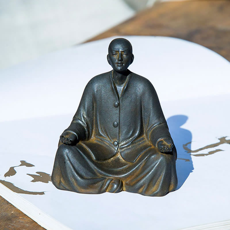 Buddha Stones Estatua de Monje Meditando y Rezando de Resina con Óxido de Polvo de Hierro para Decoración del Hogar