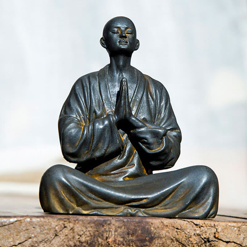 Buddha Stones Estatua de Monje Meditando y Rezando de Resina con Óxido de Polvo de Hierro para Decoración del Hogar