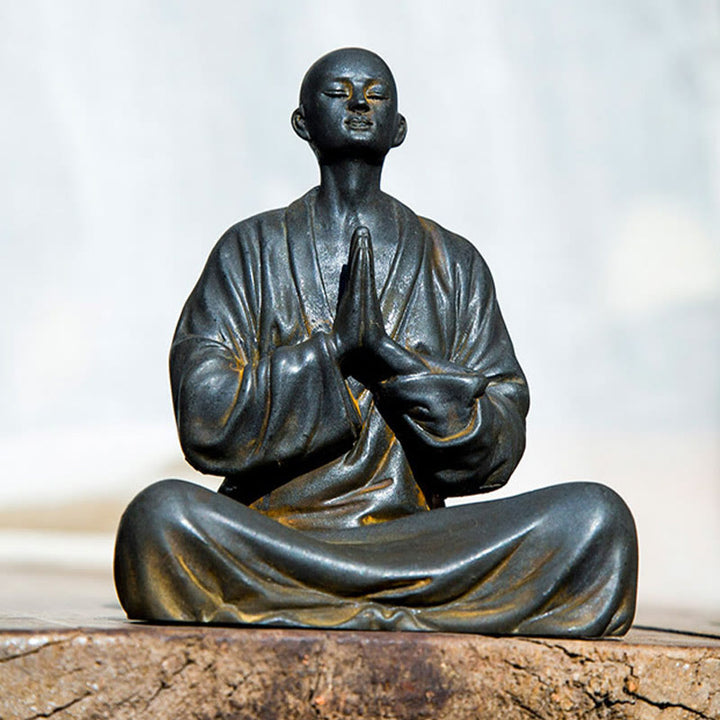 Buddha Stones Estatua de Monje Meditando y Rezando de Resina con Óxido de Polvo de Hierro para Decoración del Hogar