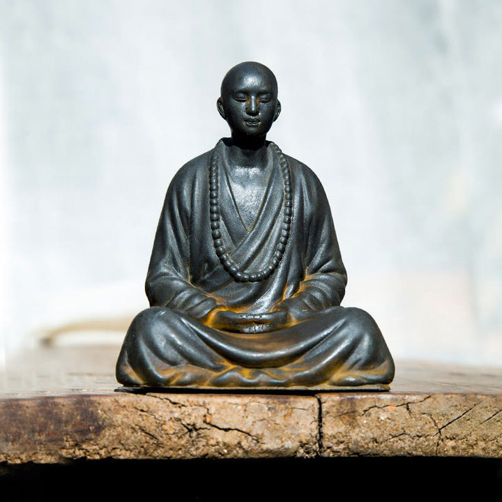 Buddha Stones Estatua de Monje Meditando y Rezando de Resina con Óxido de Polvo de Hierro para Decoración del Hogar
