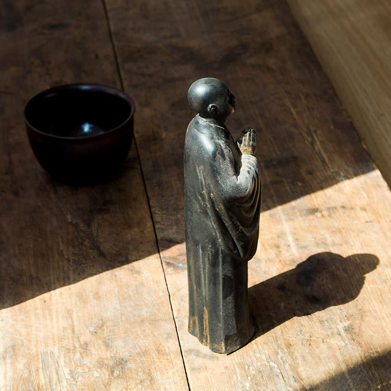 Buddha Stones Estatua de Monje Meditando y Rezando de Resina con Óxido de Polvo de Hierro para Decoración del Hogar