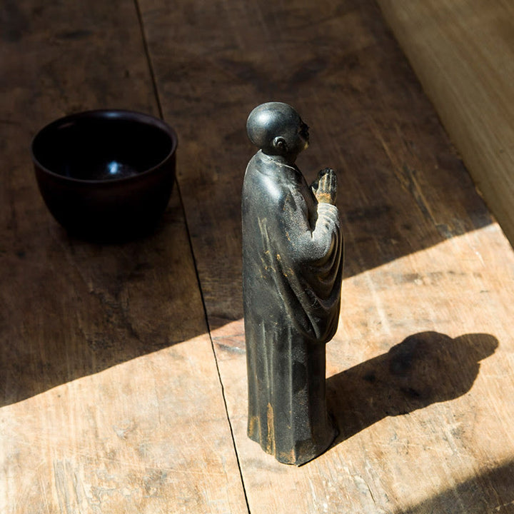 Buddha Stones Estatua de Monje Meditando y Rezando de Resina con Óxido de Polvo de Hierro para Decoración del Hogar