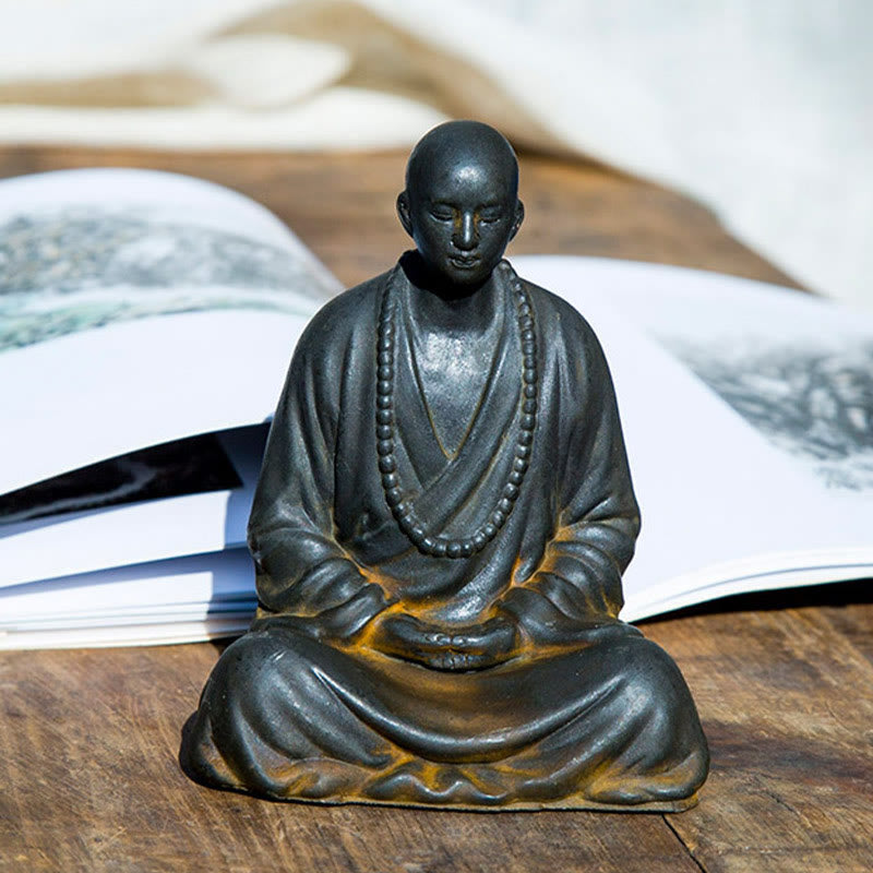 Buddha Stones Estatua de Monje Meditando y Rezando de Resina con Óxido de Polvo de Hierro para Decoración del Hogar