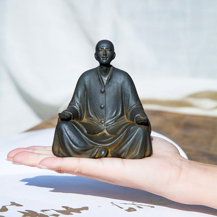 Buddha Stones Estatua de Monje Meditando y Rezando de Resina con Óxido de Polvo de Hierro para Decoración del Hogar