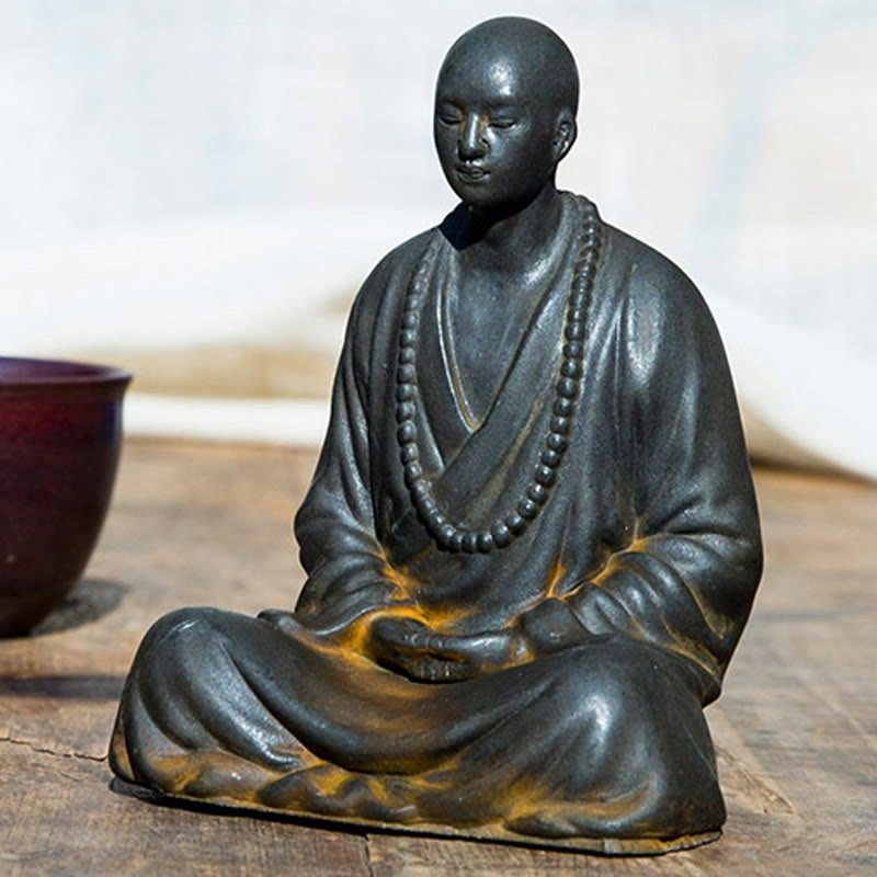 Buddha Stones Estatua de Monje Meditando y Rezando de Resina con Óxido de Polvo de Hierro para Decoración del Hogar