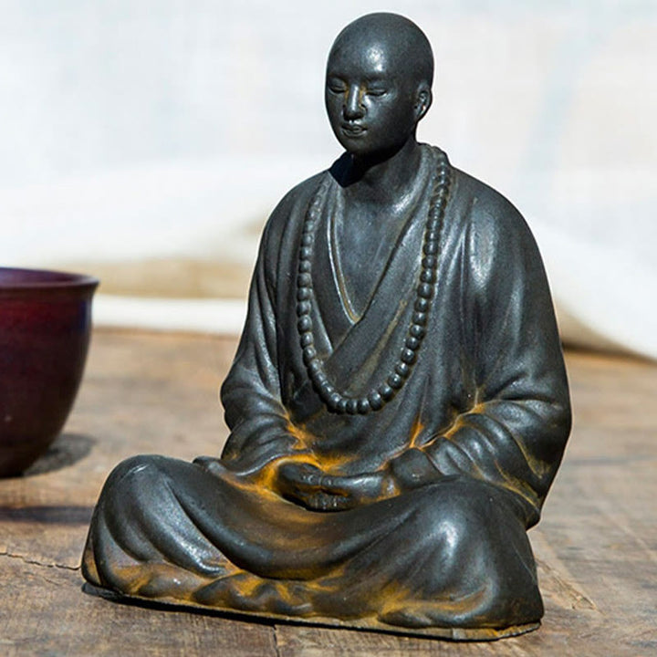 Buddha Stones Estatua de Monje Meditando y Rezando de Resina con Óxido de Polvo de Hierro para Decoración del Hogar