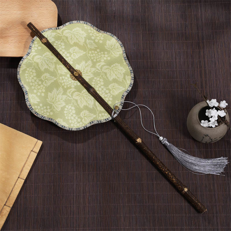 Buddha Stones Abanico portátil rizado hecho a mano con patrón de cereza, hoja de bambú y uvas, mango largo de bambú púrpura
