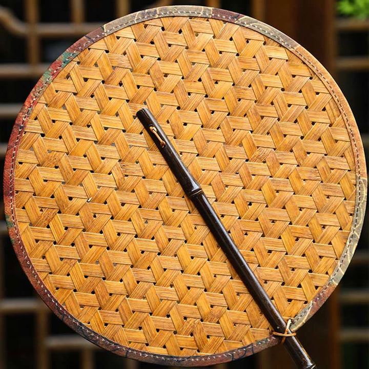 Abanico de Verano Estilo Retro Chino Hecho a Mano Tejido de Bambú Redondo en Forma de Plátano con Mango Largo de Buddha Stones