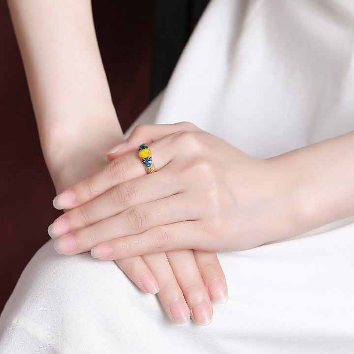 Anillo ajustable con nubes auspiciosas de cobre y ámbar con Buddha Stones