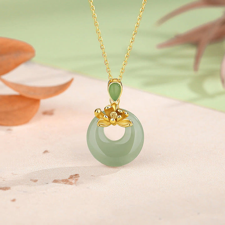 Collar con colgante de hilo de jade y loto con Buddha Stones