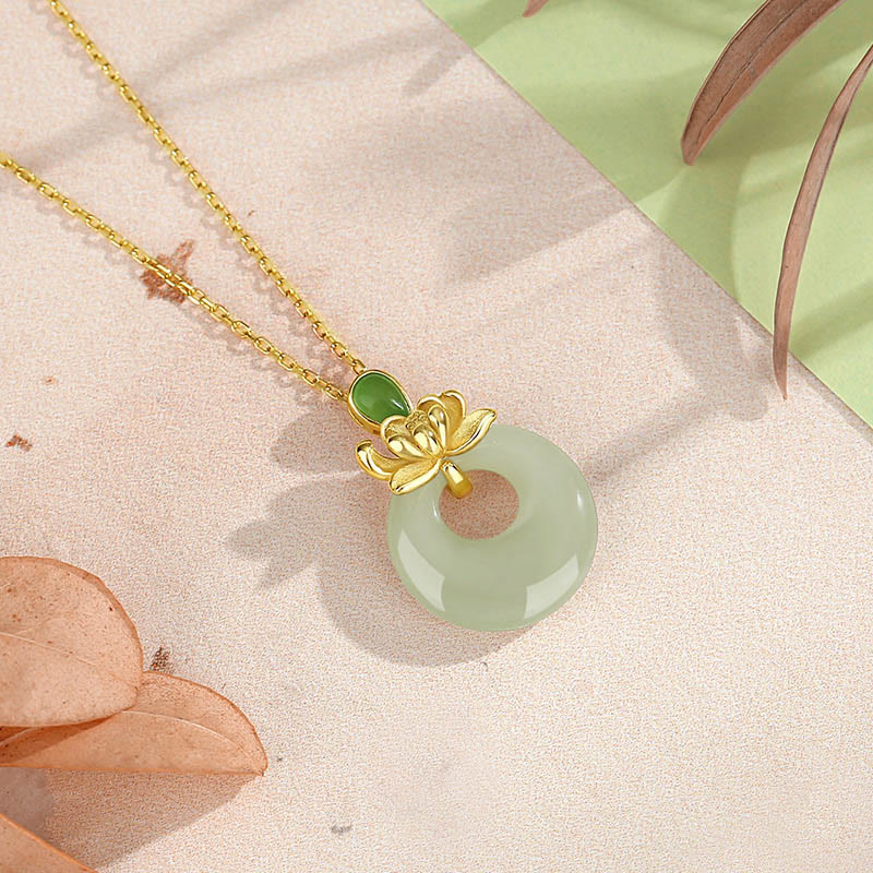 Collar con colgante de hilo de jade y loto con Buddha Stones