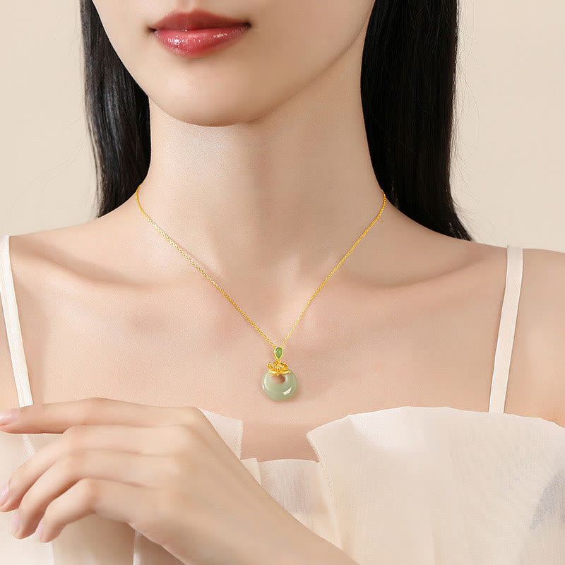 Collar con colgante de hilo de jade y loto con Buddha Stones