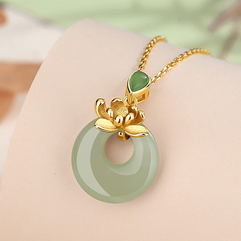 Collar con colgante de hilo de jade y loto con Buddha Stones