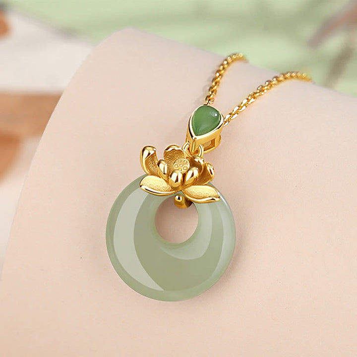 Collar con colgante de hilo de jade y loto con Buddha Stones