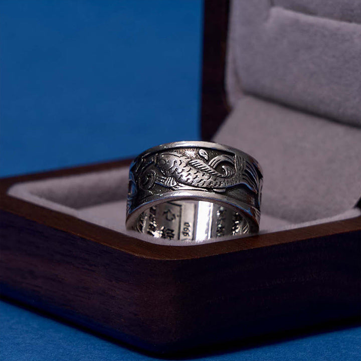 Anillos de riqueza y suerte con diseño tallado del Sutra del corazón de pez koi de Buddha Stones