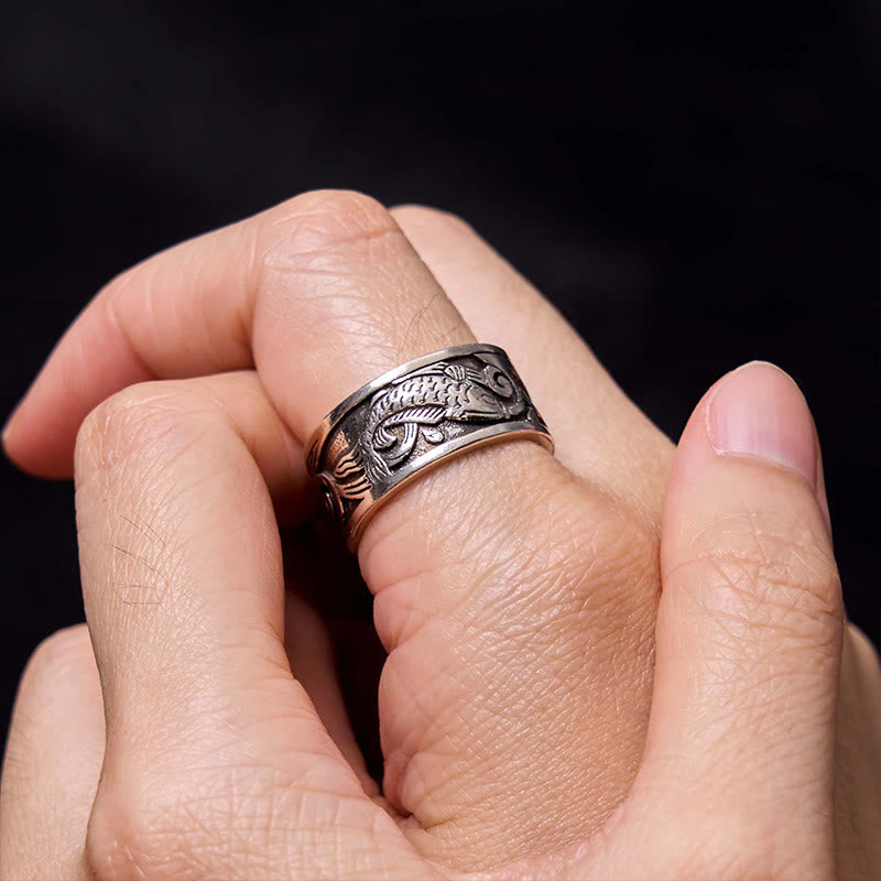 Anillos de riqueza y suerte con diseño tallado del Sutra del corazón de pez koi de Buddha Stones