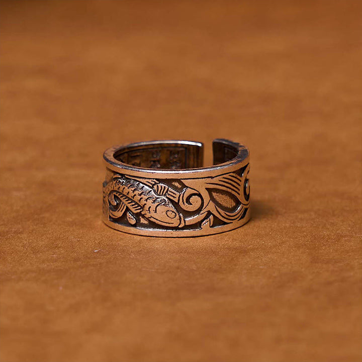 Anillos de riqueza y suerte con diseño tallado del Sutra del corazón de pez koi de Buddha Stones