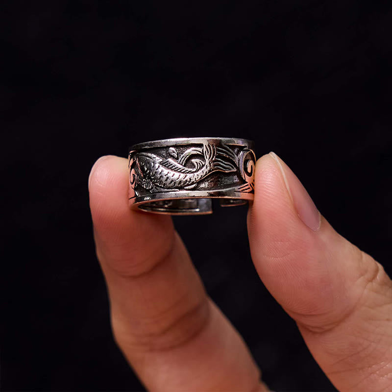 Anillos de riqueza y suerte con diseño tallado del Sutra del corazón de pez koi de Buddha Stones