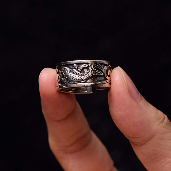 Anillos de riqueza y suerte con diseño tallado del Sutra del corazón de pez koi de Buddha Stones