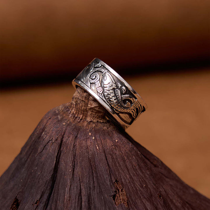 Anillos de riqueza y suerte con diseño tallado del Sutra del corazón de pez koi de Buddha Stones