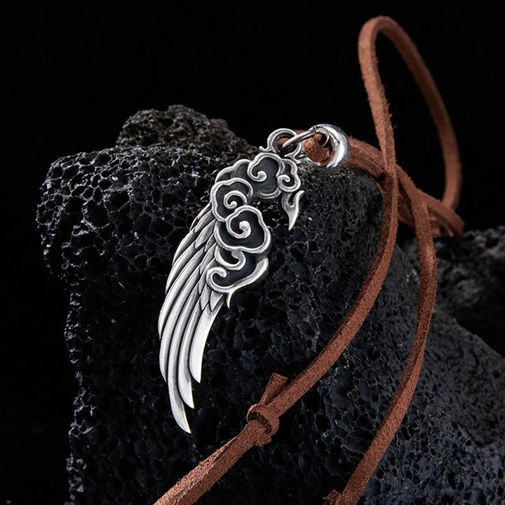Collar con colgante de cuerda de piel de ciervo y algodón con alas de nubes auspiciosas y Buddha Stones en plata de ley 925