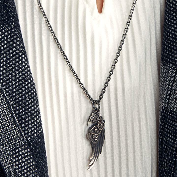 Collar con colgante de cuerda de piel de ciervo y algodón con alas de nubes auspiciosas y Buddha Stones en plata de ley 925
